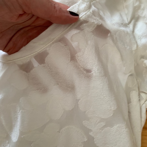 5/$20 Babaton Sami White Floral T-shirt - Picture 2 of 6